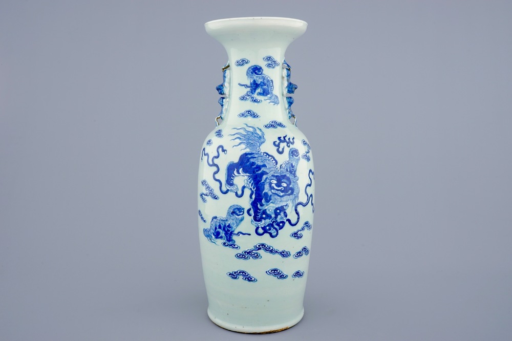 Een fijne Chinese blauw-wit op celadon fond vaas met foo honden, 19e eeuw