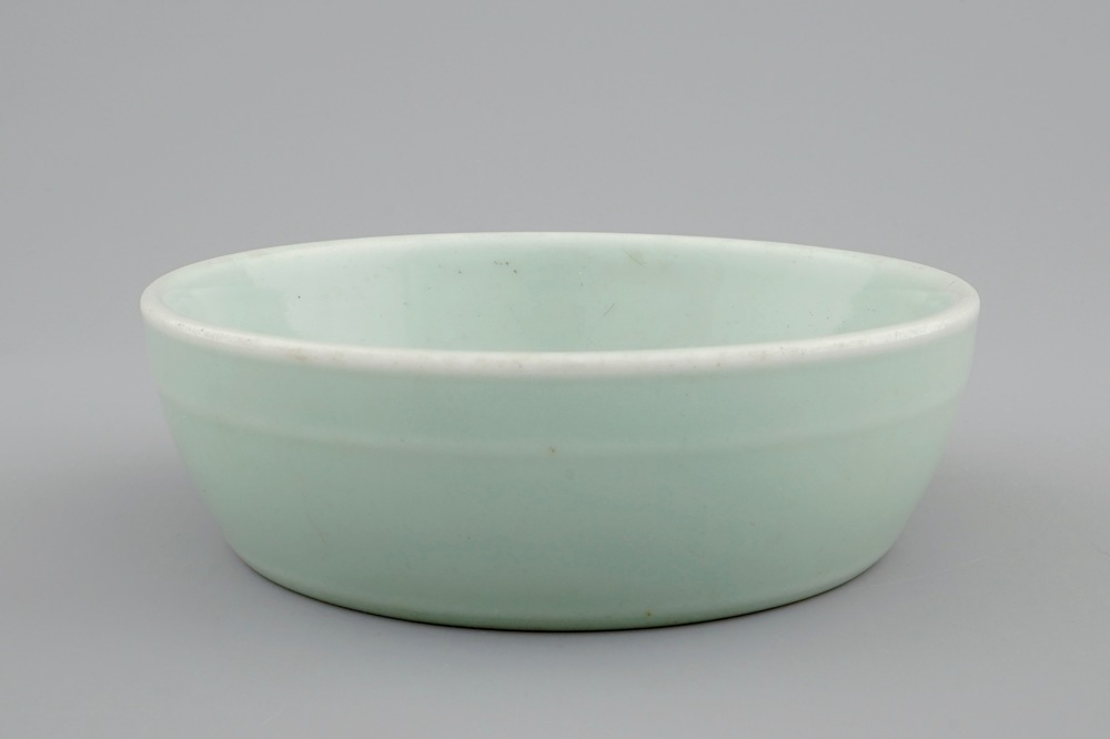 Un lave-pinceaux en porcelaine de Chine c&eacute;ladon, marque et &eacute;poque de Qianlong