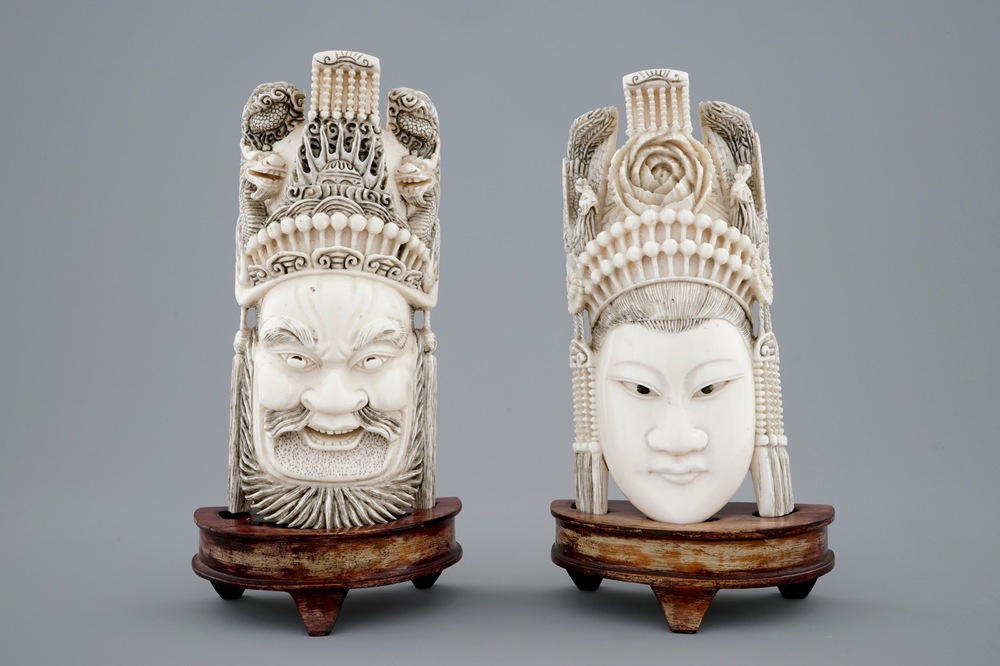 Een paar Chinese ivoren gezichten op houten sokkels, 19e eeuw