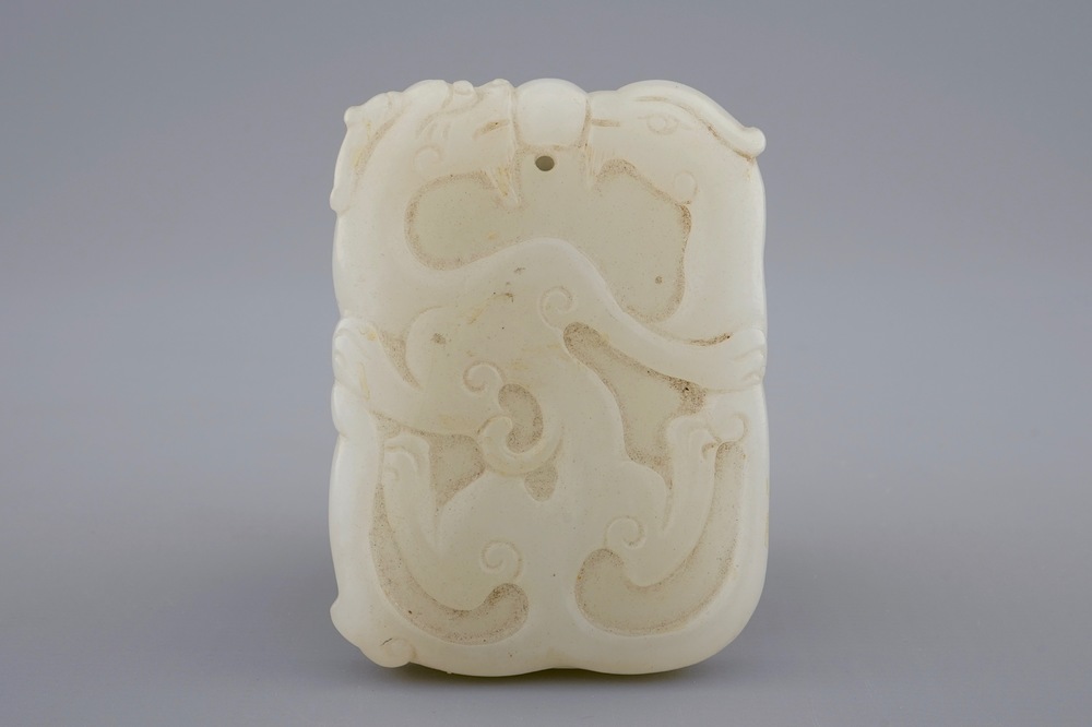 Un pendentif en jade blanc sculpt&eacute; aux dragons et ph&eacute;nix, 19/20&egrave;me
