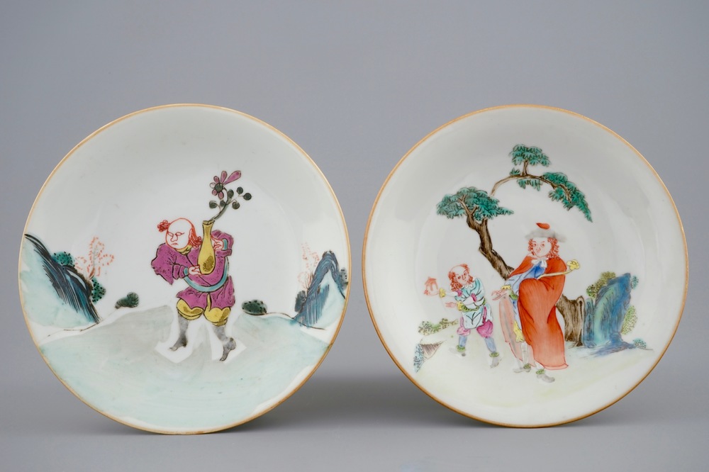 Een paar Chinese famille rose schoteltjes met voorstellingen van Europeanen, Qianlong/Jiaqing, 18/19th C.
