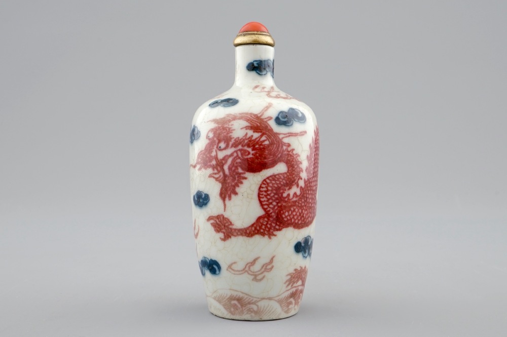 Een Chinees snuifflesje in blauw, wit en onderglazuur rood, 18/19e eeuw