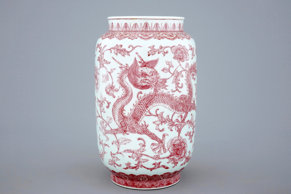 Un vase en porcelaine de Chine au dragon et phénix en rouge de cuivre, marque et période de Qianlong