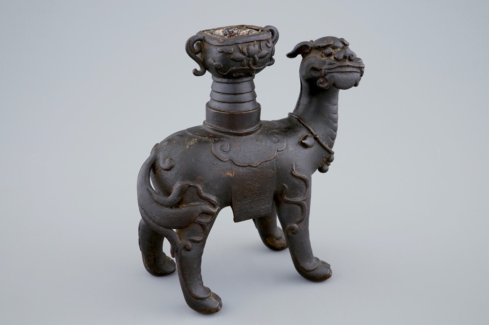 A Chinese bronze candle stick in the shape of a foo dog, 17/18th C.