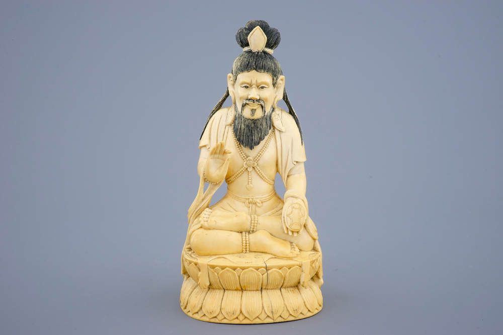 Een Chinese ivoren figuur van de zittende Boeddha, 19e eeuw