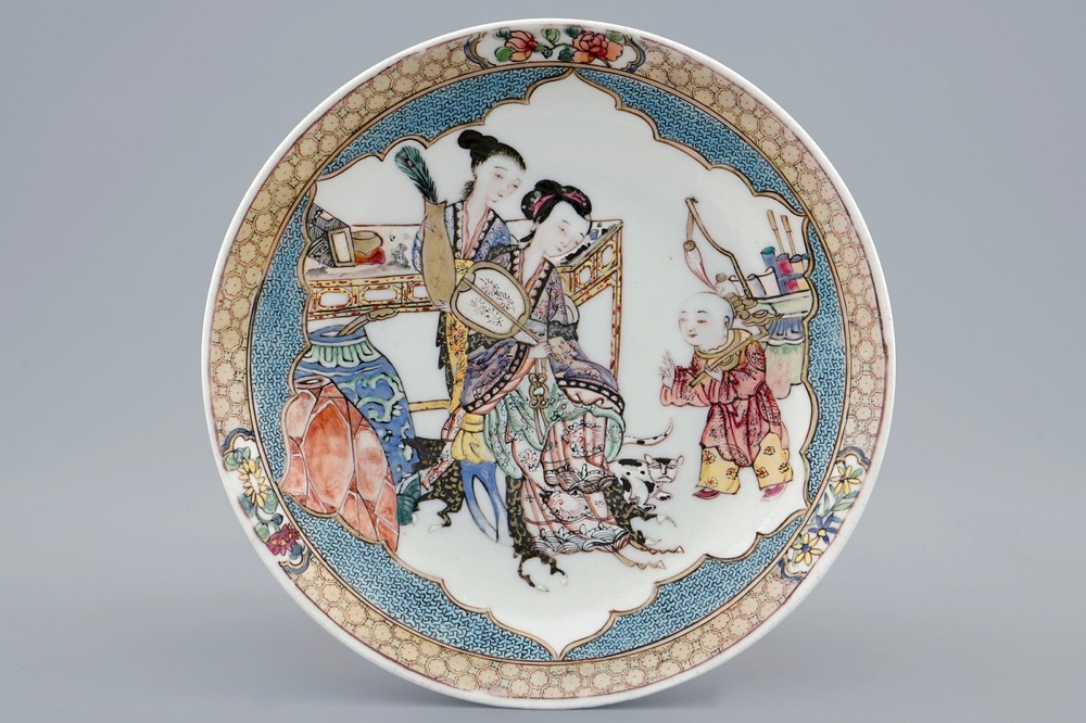 Een fijn Chinees famille rose eierschaal bordje met decor van dames, Yongzheng, 1723-1735