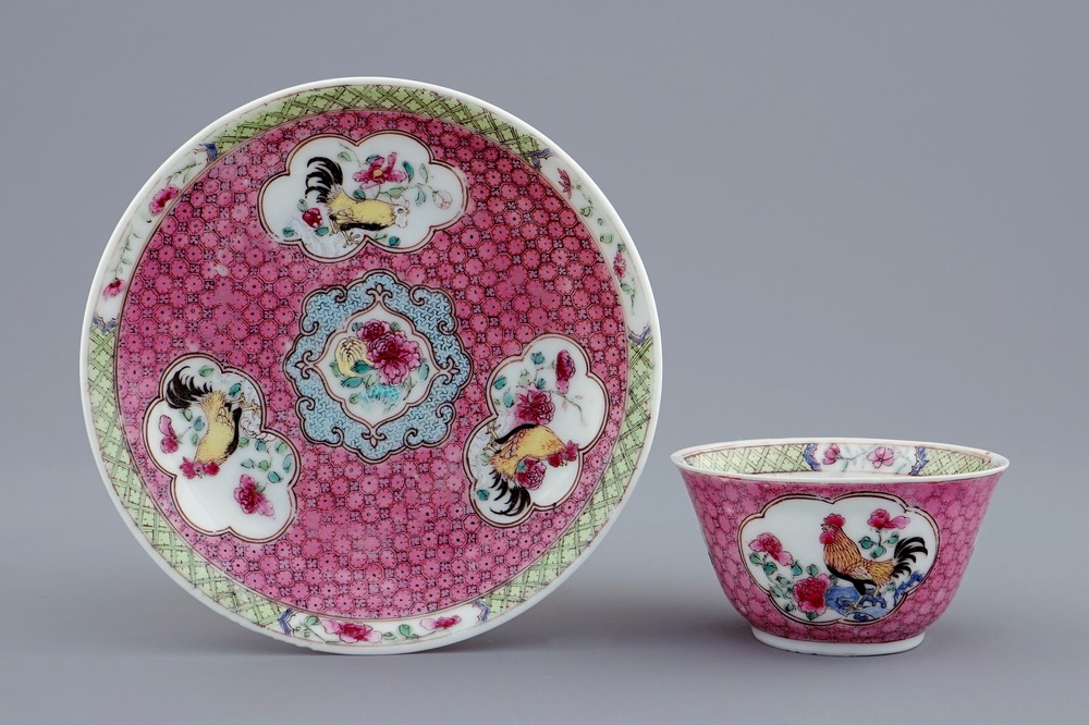 Een Chinese famille rose eierschaal kop en schotel met een haan, Yongzheng, 1723-1735