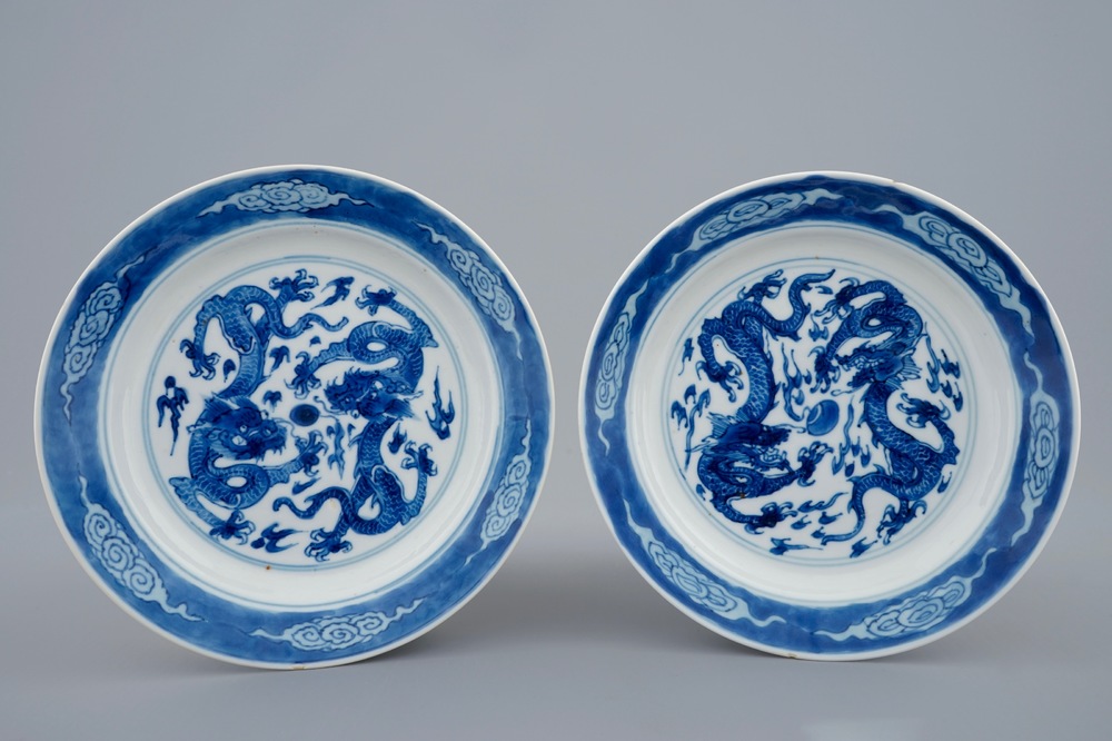 Une paire d'assiettes aux dragons en porcelaine de Chine, marque de Xuande, &eacute;poque Kangxi