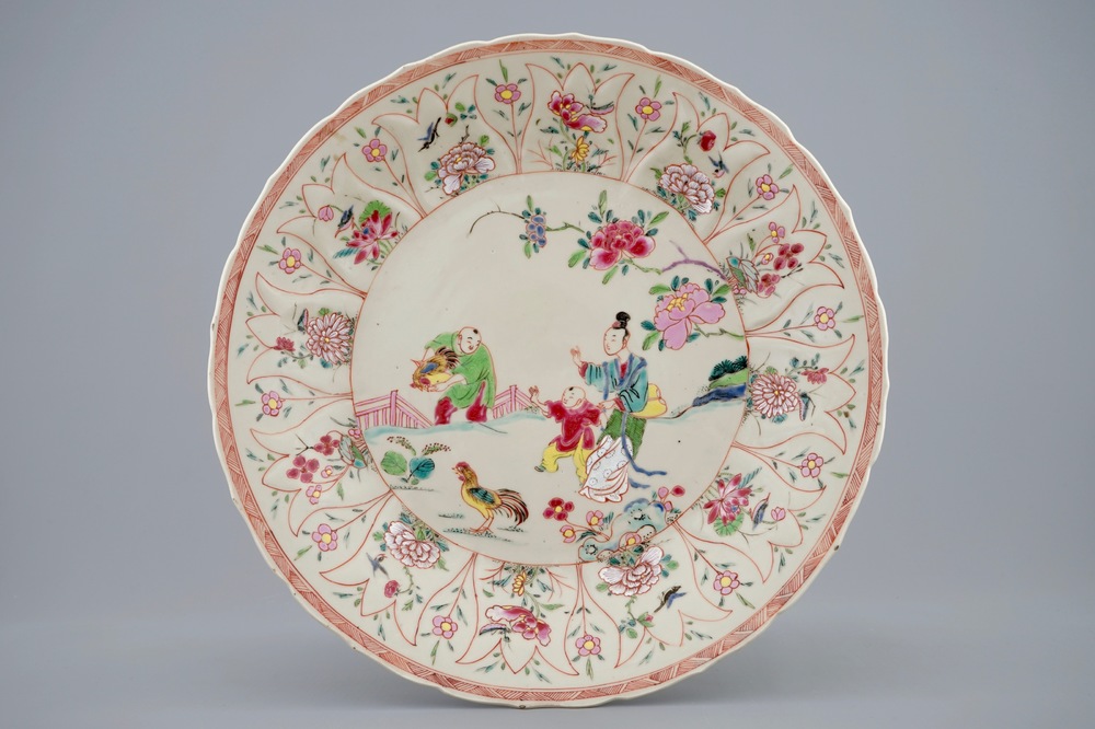 Une assiette en porcelaine de Chine famille rose sur fond beige au &ldquo;voleur de coq&rdquo;, Yongzheng, 1723-1735