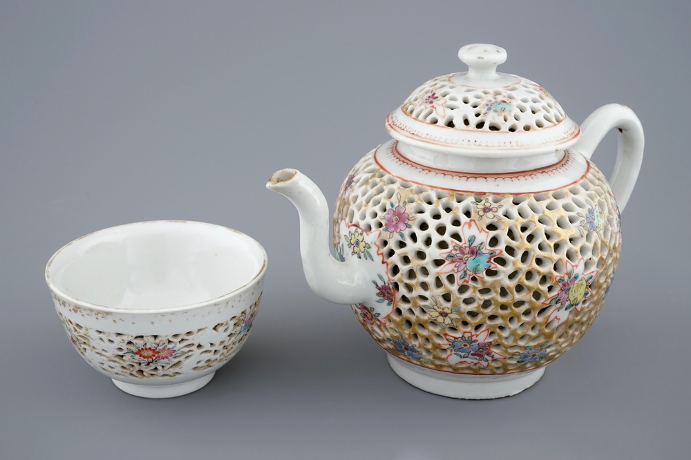 Een dubbelwandige Chinese famille rose theepot en kom met ajour decor, Qianlong, 18e eeuw