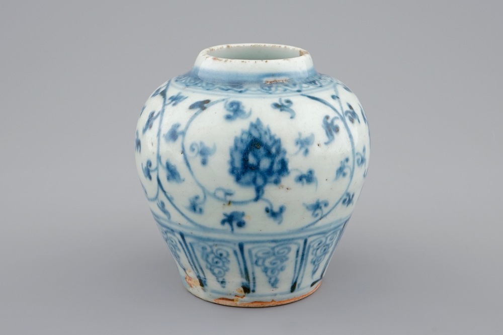 Un vase en porcelaine de Chine bleu et blanc &agrave; d&eacute;cor floral, Dynastie Ming