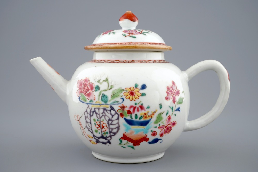 Une th&eacute;i&egrave;re et son couvercle en porcelaine de Chine famille rose, Qianlong, 18&egrave;me