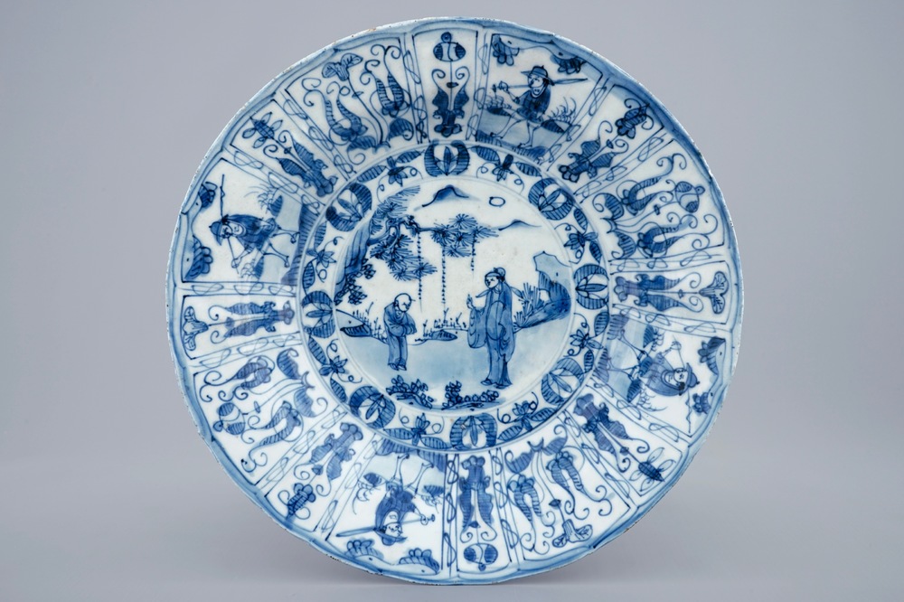 Een Chinees blauw-wit bord met personages, Ming Dynastie, midden 17e eeuw