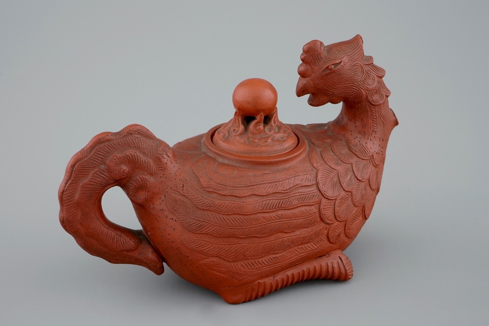 Een Chinese yixing theepot in de vorm van een phoenix of feng huang, 17/18e eeuw
