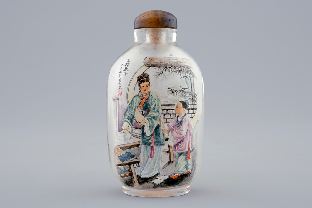 Een Chinees snuifflesje met onderglasbeschildering, 19/20e eeuw