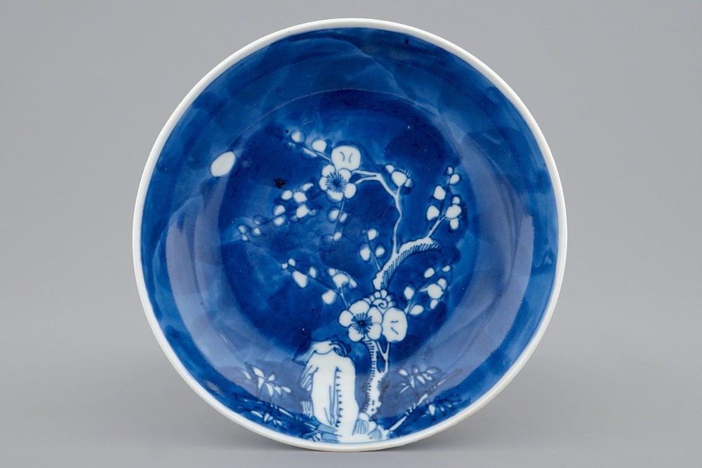 Een Chinees blauw-wit schoteltje met prunustak, Yongzheng merk en periode
