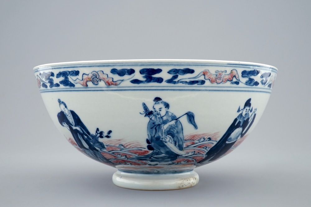 Een Chinese kom met personages in blauw, wit en onderglazuur rood, 19/20e eeuw