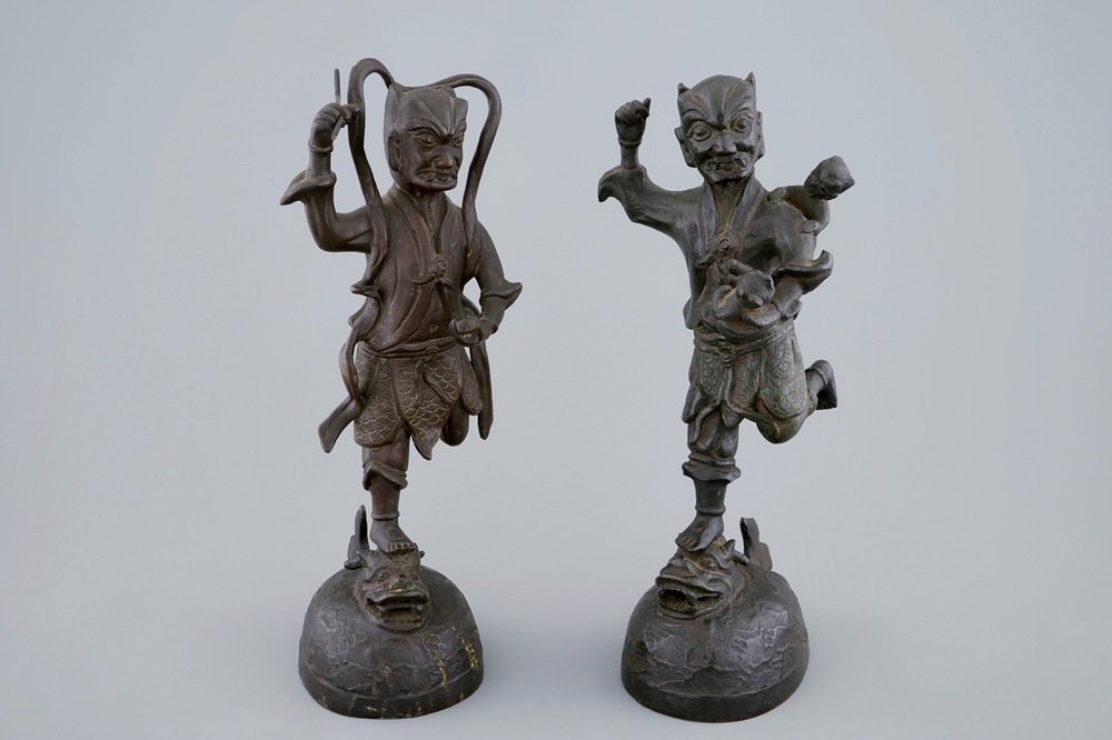 Een paar Chinese bronzen mythologische figuren, Ming Dynastie