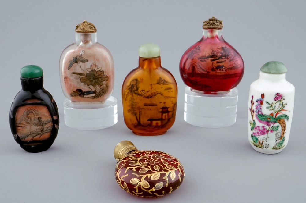 A set of 6 various Chinese glass and porcelain snuff bottles, 19/20th C.