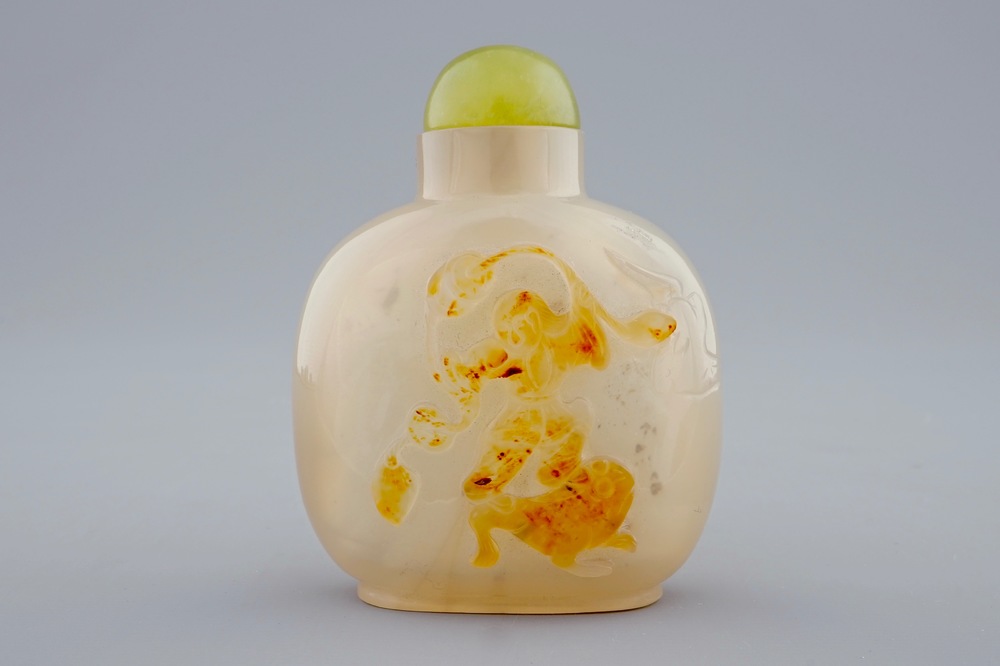 A fine Chinese agate snuff bottle with Liu Hai, 18/19th C.