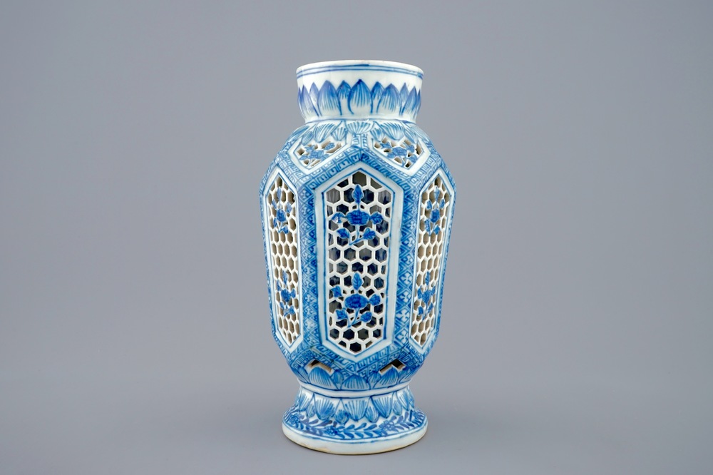 Un vase ajour&eacute; &agrave; double parois en porcelaine de Chine bleu et blanc, &eacute;poque Transition, 1620-1683