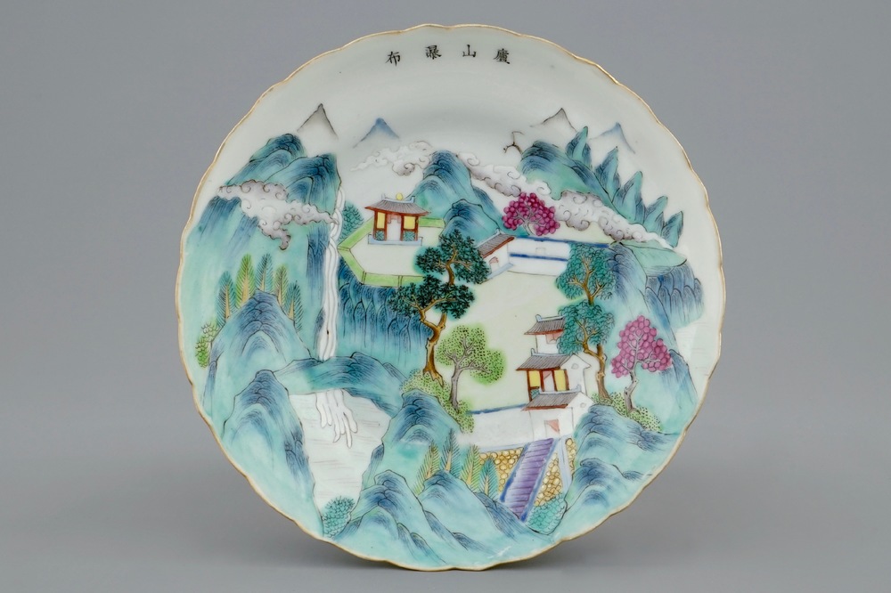 Een Chinees famille rose bord met een berglandschap, Daoguang merk, 19e eeuw