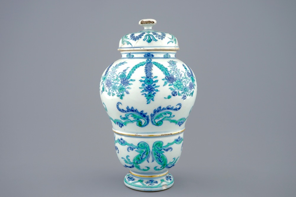 A rare Chinese export porcelain urn and cover, Kangxi/Yongzheng, 1st quarter 18th C.