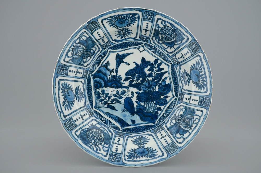 Een blauw-witte kraak porseleinen schotel met eenden, Wanli, 1573-1619