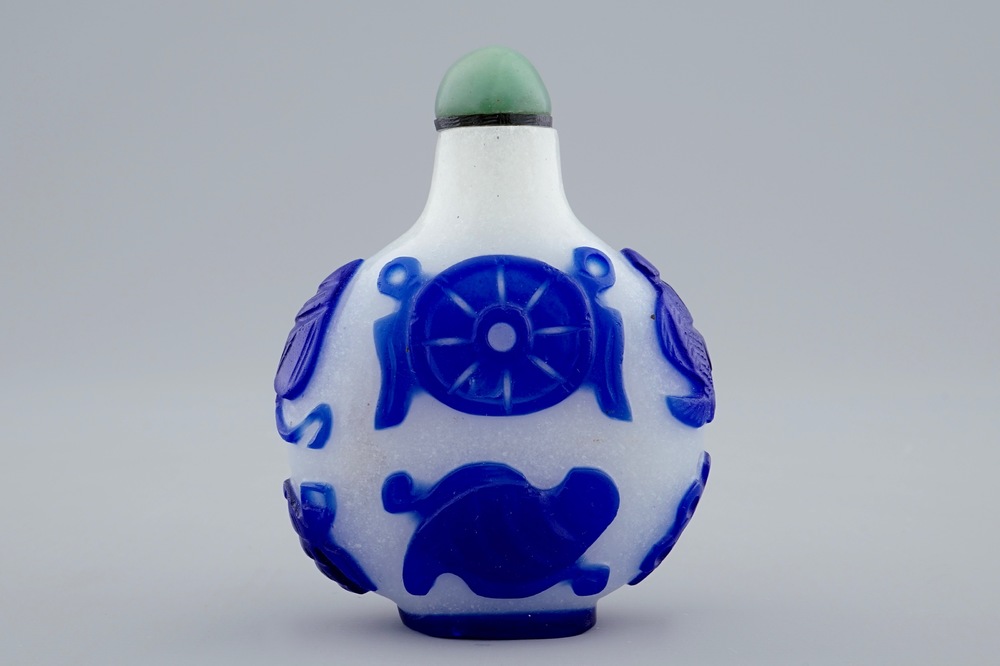 A Chinese blue and white overlay glass snuff bottle, 19th C.