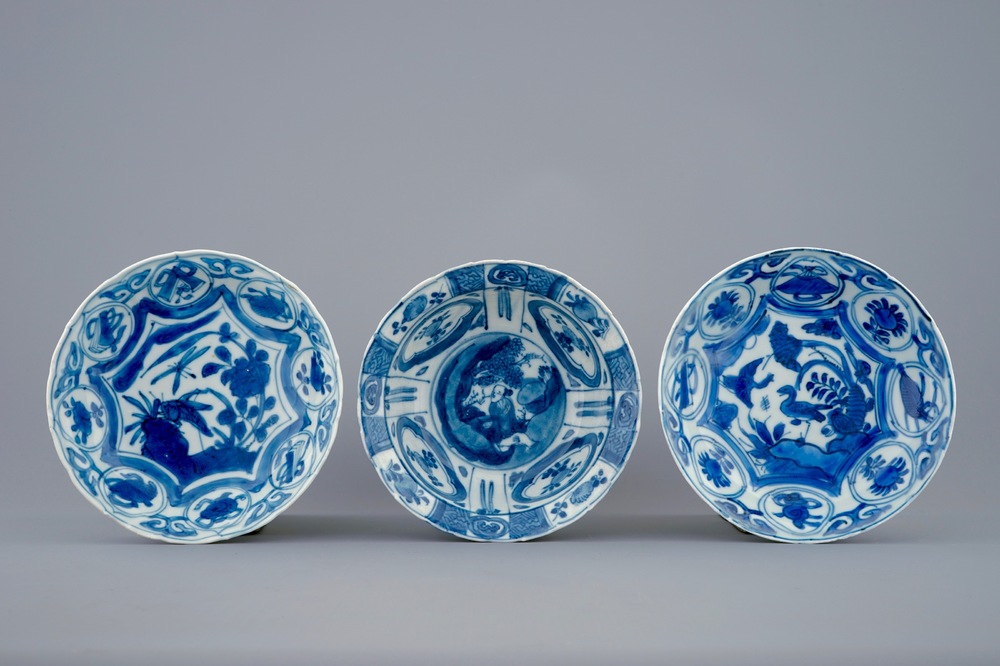 A blue and white Chinese kraak porcelain klapmuts bowl and 2 plates, Wanli, 1573-1619