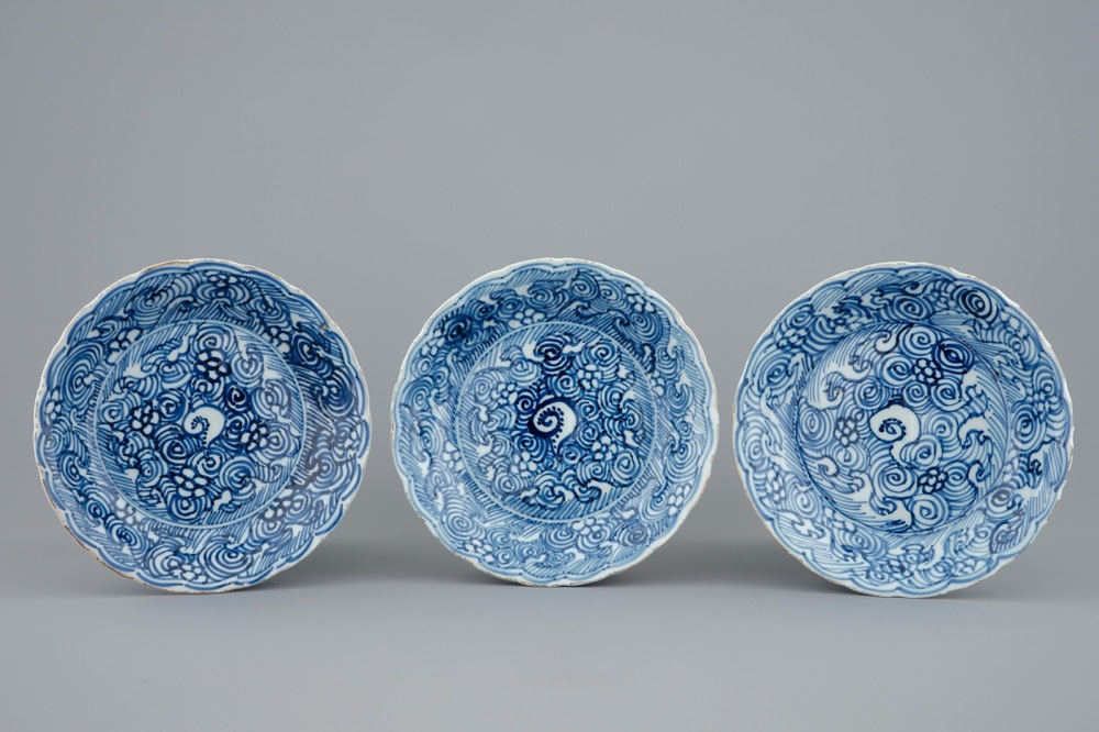 Een set van 3 Chinese blauw-witte borden, Transitie periode, 1620-1683