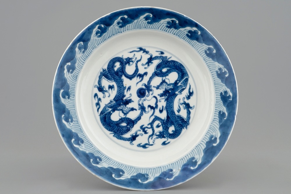 Une assiette aux dragons en porcelaine de Chine bleu et blanc, Kangxi