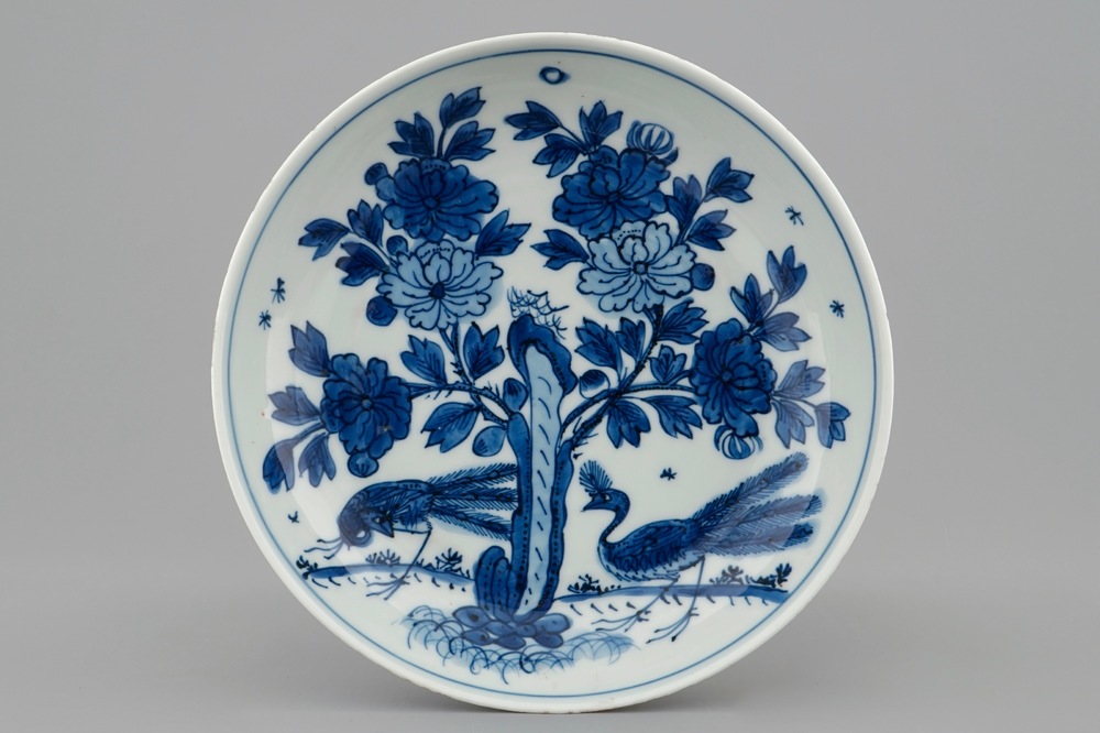 Een Chinees blauw-wit diep bord met pauwen, Ming Dynastie