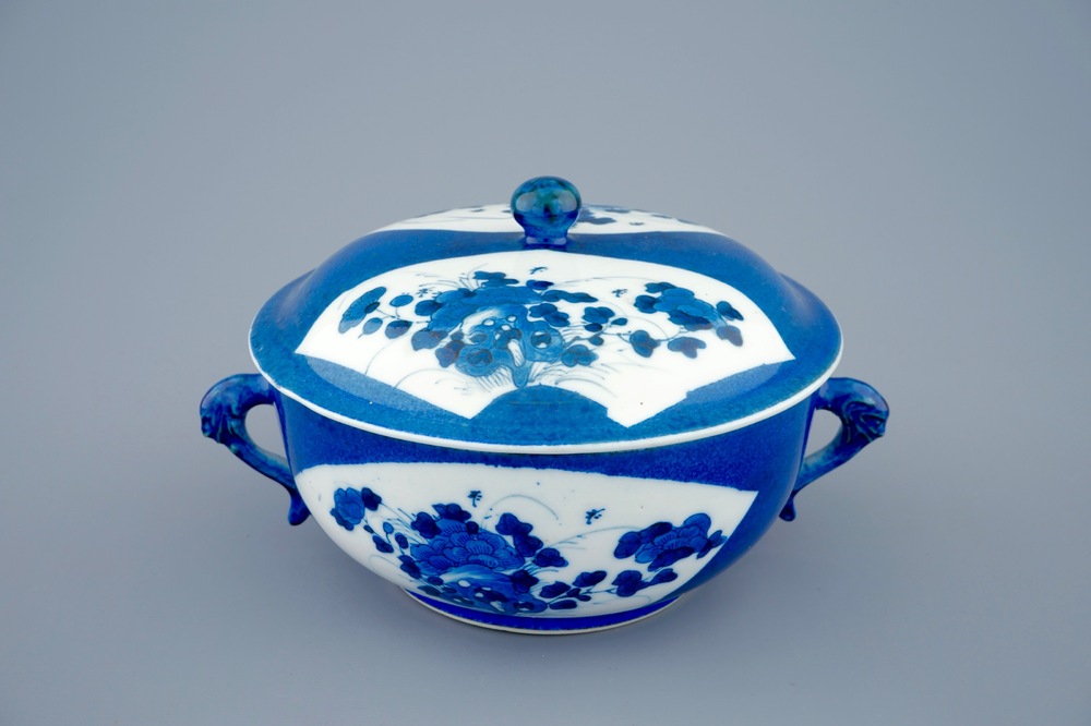 Een Chinese bleu poudr&eacute; twee-orige dekselkom met floraal decor, Kangxi