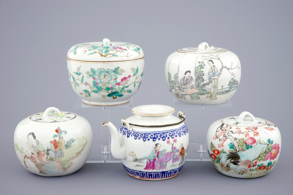 A Chinese famille rose teapot and four covered boxes, 19/20th C.