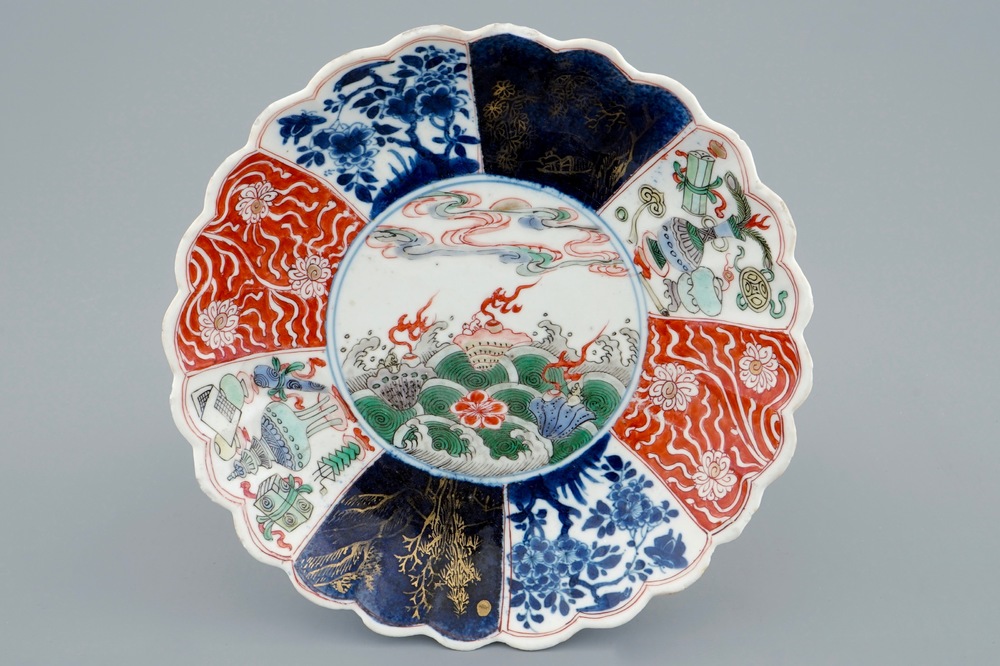 A lobed Chinese famille verte plate with shells among waves, Kangxi