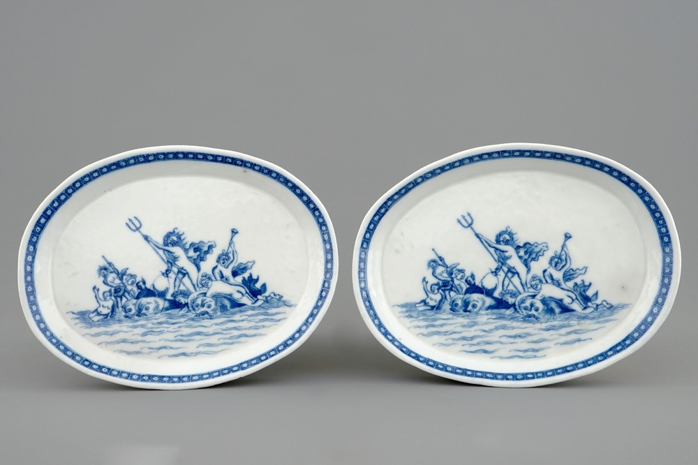 Een paar Chinese blauw-witte ovalen schotels met decor van &quot;Neptunus&quot;, Qianlong, 1750-1770