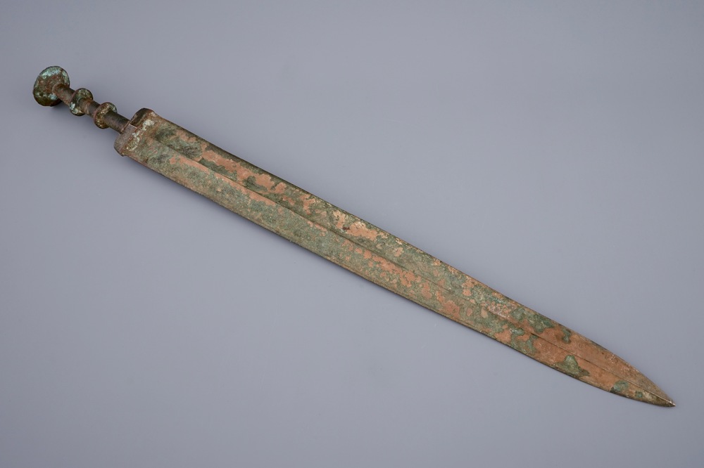 Een Chinees bronzen zwaard met inscriptie, Periode van de Strijdende Staten (475-221 v.C.) of later
