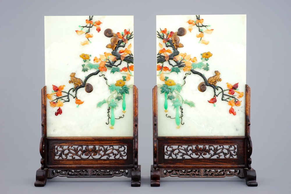 Een paar Chinese ingelegde hardstenen tafelschermen, 19/20e eeuw