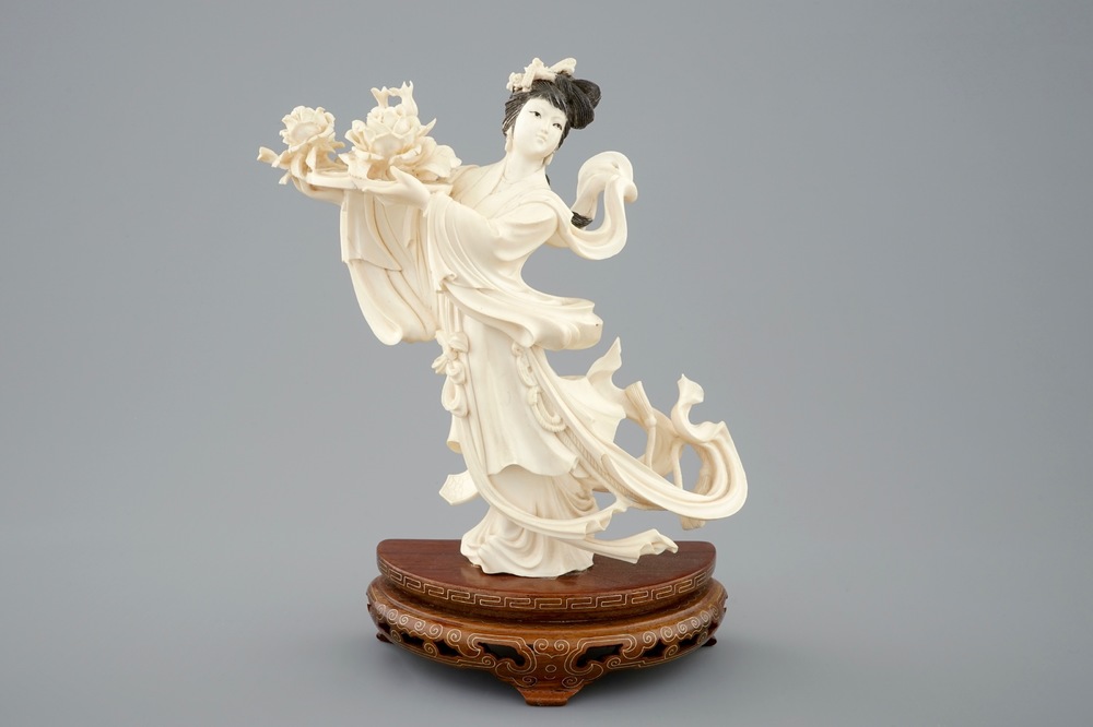 Une figure d'une danseuse en ivoire sculpt&eacute; sur socle, Chine, 1&egrave;re moiti&eacute; du 20&egrave;me