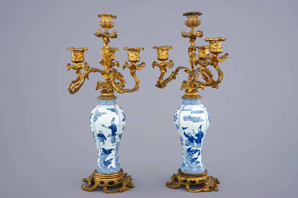 Une paire de vases en porcelaine de Chine bleu et blanc aux montures de candelabres en bronze ormolu, Kangxi