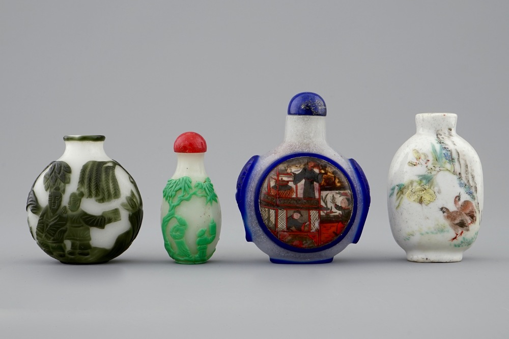 A set of four Chinese glass and porcelain snuff bottles, 19/20th C.