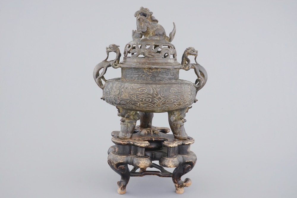 Een grote Chinese bronzen wierookbrander op sokkel, 17/18e eeuw