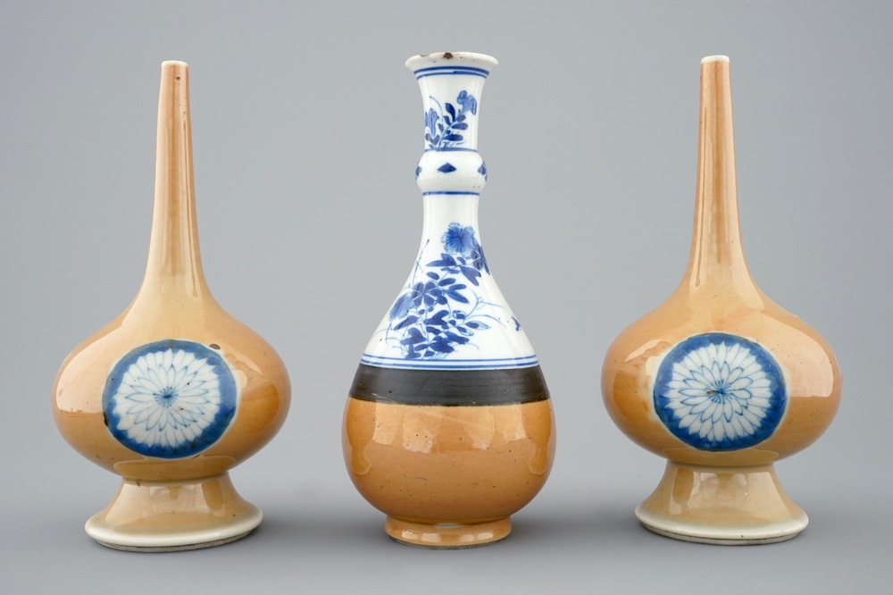 Een set van drie Chinese vazen met blauw-wit en zeemleer decor, Kangxi