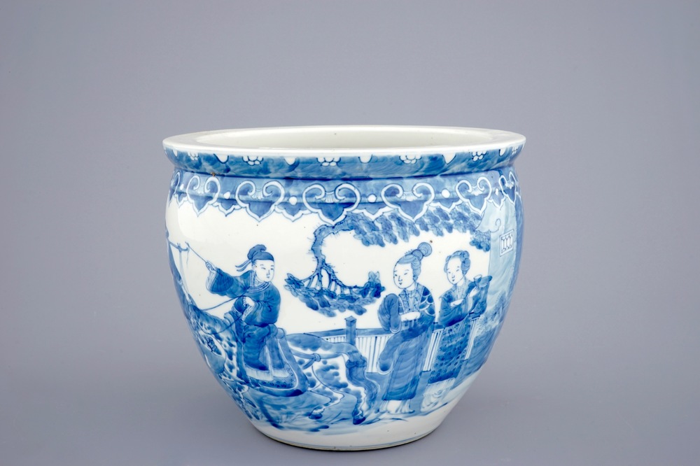 A small Chinese blue and white fish bowl, 19/20th C.