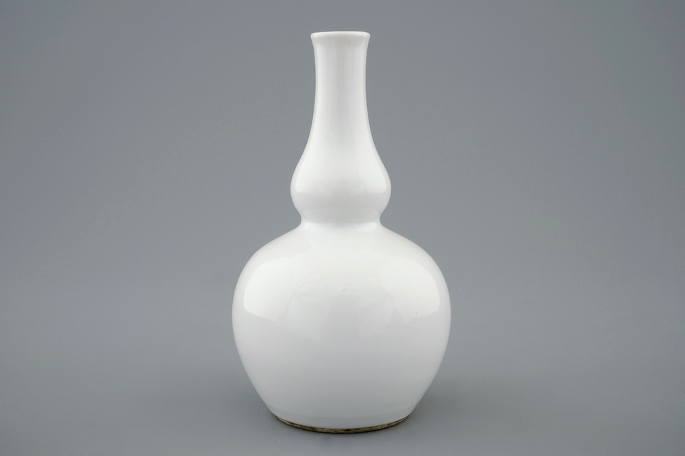 Un vase de forme double gourde en porcelaine blanc de Chine, Kangxi/Yongzhen