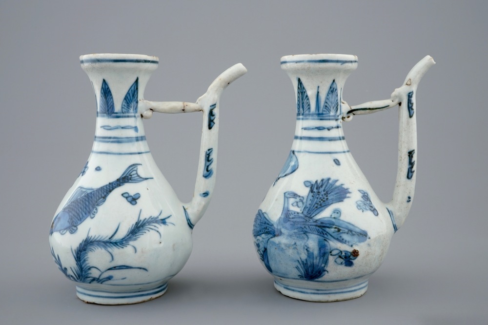 Een paar Chinese blauw-witte kannen met vogels en vissen, Ming Dynastie, Wanli, 1573-1619