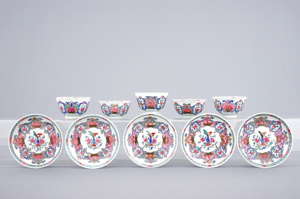 Un lot de cinq tasses et soucoupes en porcelaine de Chine famille rose, Qianlong