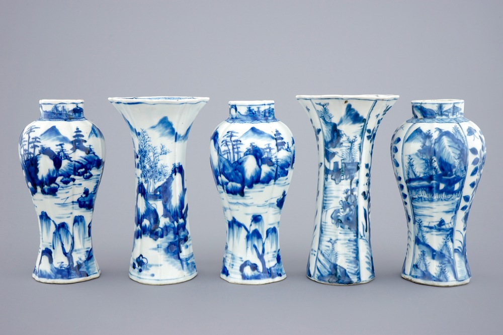 Une garniture de 5 pi&egrave;ces en porcelaine de Chine bleu et blanc, Kangxi