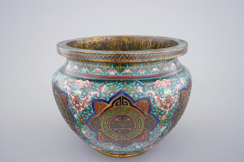 A Chinese cloisonne jardiniere, 18/19th C.